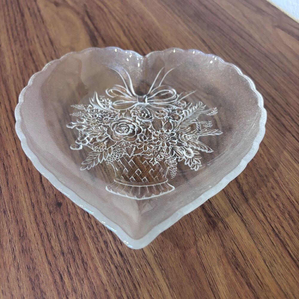 Crystal Endearment Heart Plate by Mikasa 6 1/2" - Etched Flower Basket & Bow - Picture 2 of 4